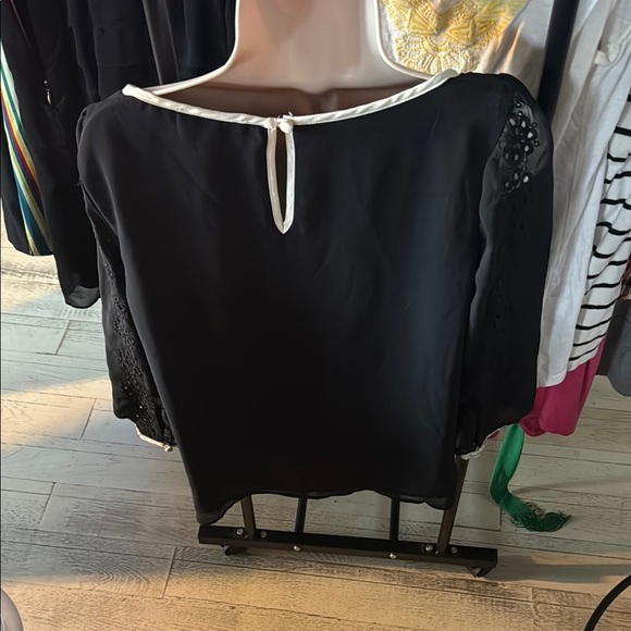 Jessica Simpson Black Blouse with White Trim - Picture 3 of 4